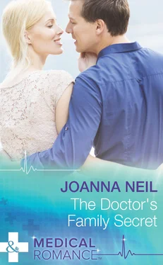 Joanna Neil The Doctor's Family Secret обложка книги