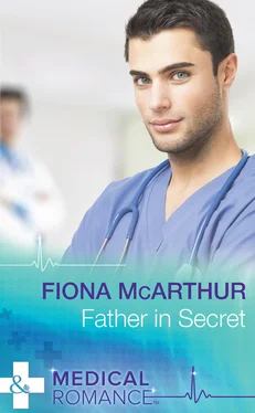 Fiona McArthur Father In Secret обложка книги