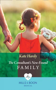 Kate Hardy The Consultant's New-Found Family обложка книги