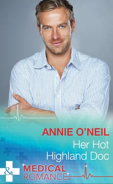 Annie O'Neil Her Hot Highland Doc обложка книги