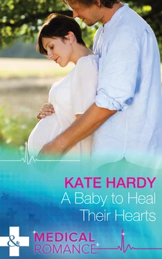 Kate Hardy A Baby to Heal Their Hearts обложка книги