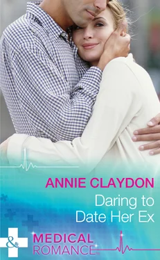 Annie Claydon Daring To Date Her Ex обложка книги