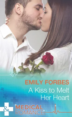 Emily Forbes A Kiss To Melt Her Heart обложка книги