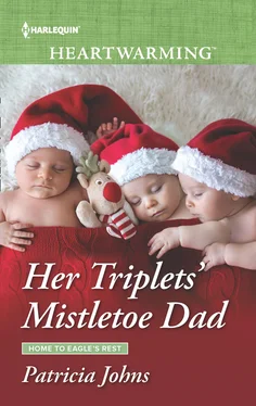 Patricia Johns Her Triplets' Mistletoe Dad обложка книги