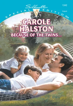 Carole Halston Because Of The Twins... обложка книги