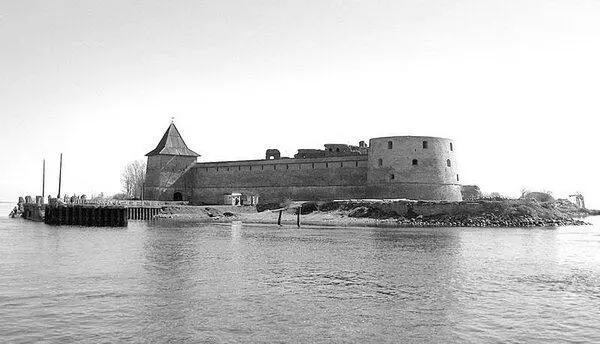 Остров Орешек Воротная башня начала XVI века Вид с крепостного двора По - фото 9