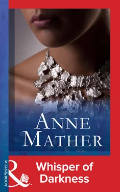 Anne Mather Whisper Of Darkness обложка книги