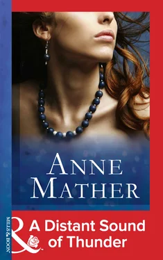 Anne Mather A Distant Sound Of Thunder обложка книги