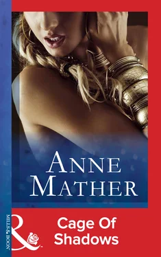 Anne Mather Cage Of Shadows обложка книги