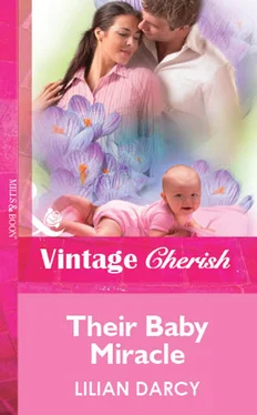 Lilian Darcy Their Baby Miracle обложка книги