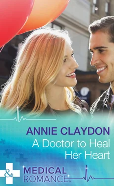Annie Claydon A Doctor To Heal Her Heart обложка книги