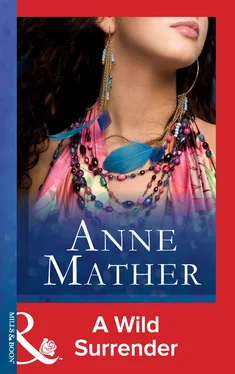 Anne Mather A Wild Surrender обложка книги