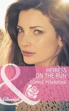Sophie Pembroke Heiress on the Run обложка книги