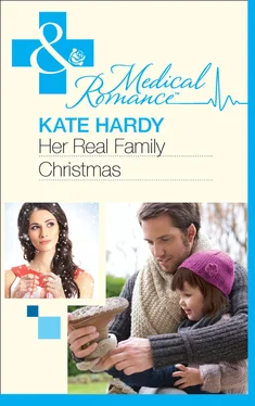 Kate Hardy Her Real Family Christmas обложка книги