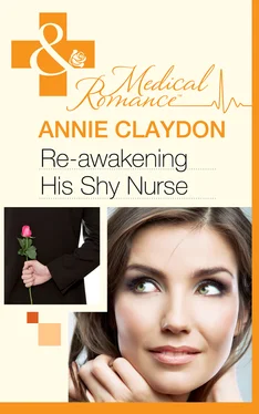 Annie Claydon Re-Awakening His Shy Nurse обложка книги