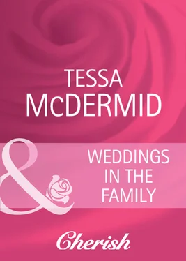 Tessa McDermid Weddings in the Family обложка книги