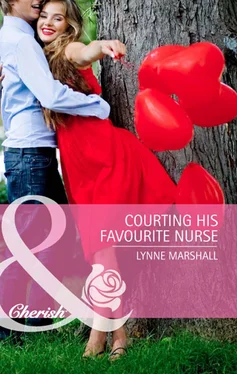 Lynne Marshall Courting His Favourite Nurse обложка книги