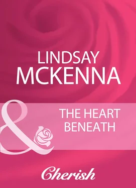 Lindsay McKenna The Heart Beneath обложка книги