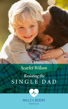 Scarlet Wilson Resisting The Single Dad обложка книги