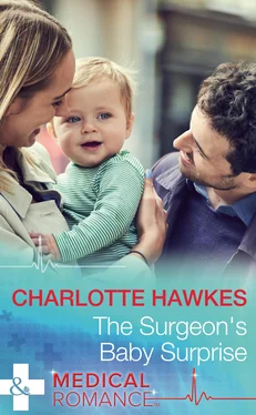 Charlotte Hawkes The Surgeon's Baby Surprise обложка книги