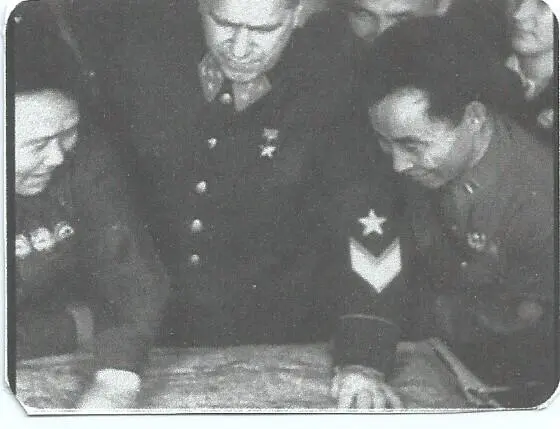 В штабе главнокомандующего На фото слева направо Тока Жуков Артас апрель - фото 2