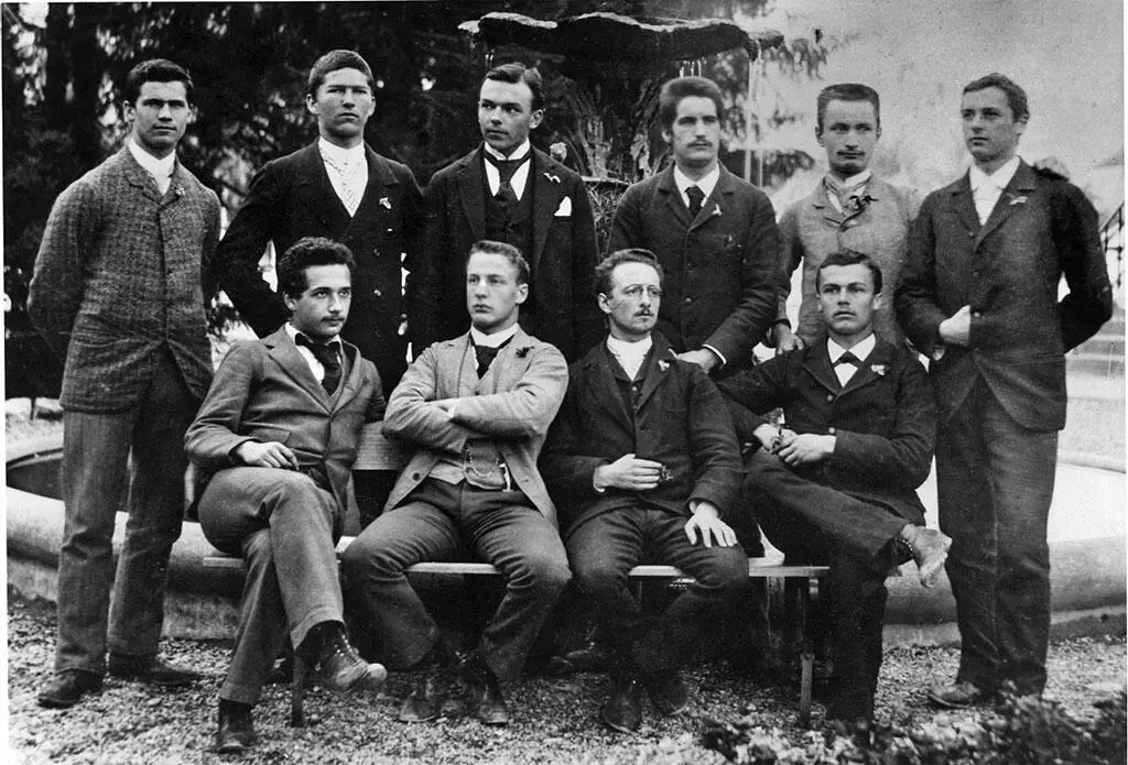 Выпускной класс школы в Арау Альберт Эйнштейн крайний слева сидит 1896 г - фото 109