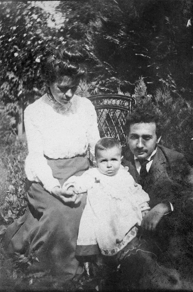 Милева Марич и Альберт Эйнштейн с первенцем Гансом Альбертом Ок 1905 г - фото 111