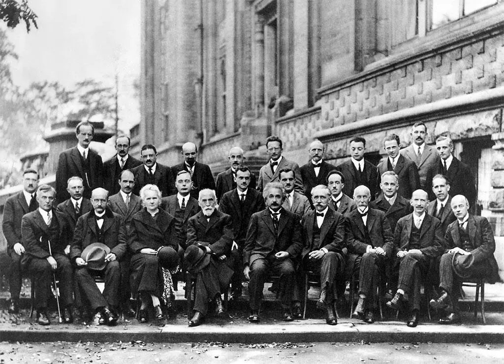 Участники Сольвеевской конференции 1927 г начиная с заднего ряда слева - фото 121