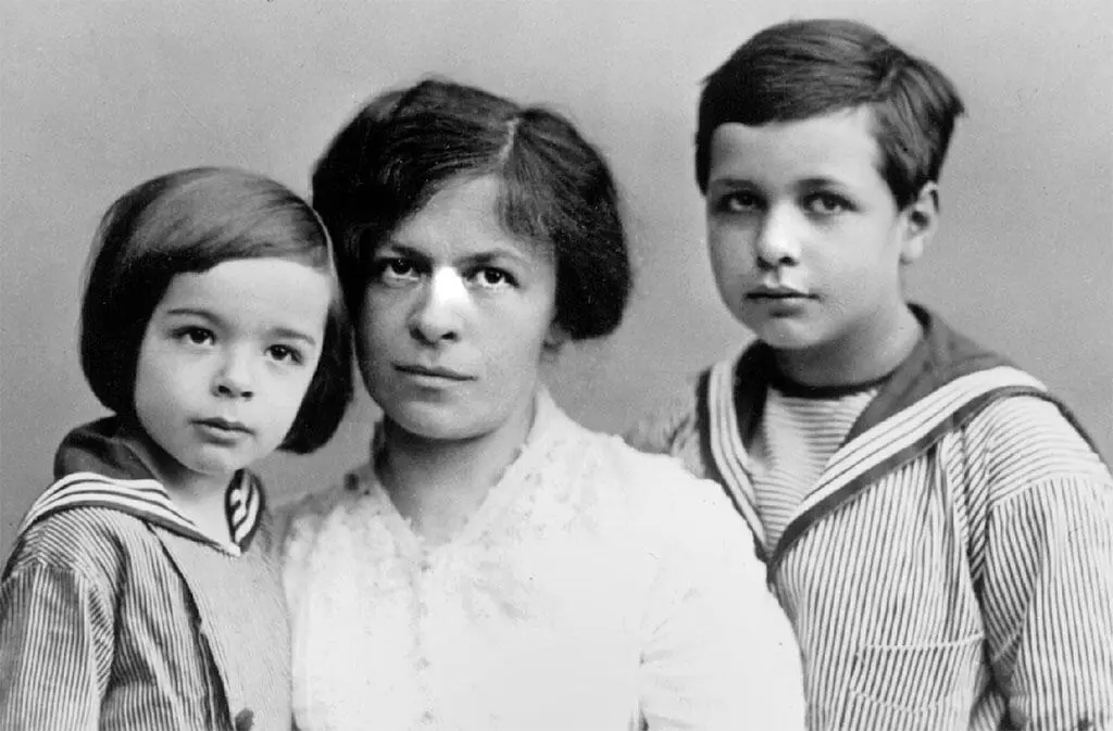 Милева Марич с сыновьями Эдуардом слева и Гансом Альбертом справа Ок 1914 - фото 18