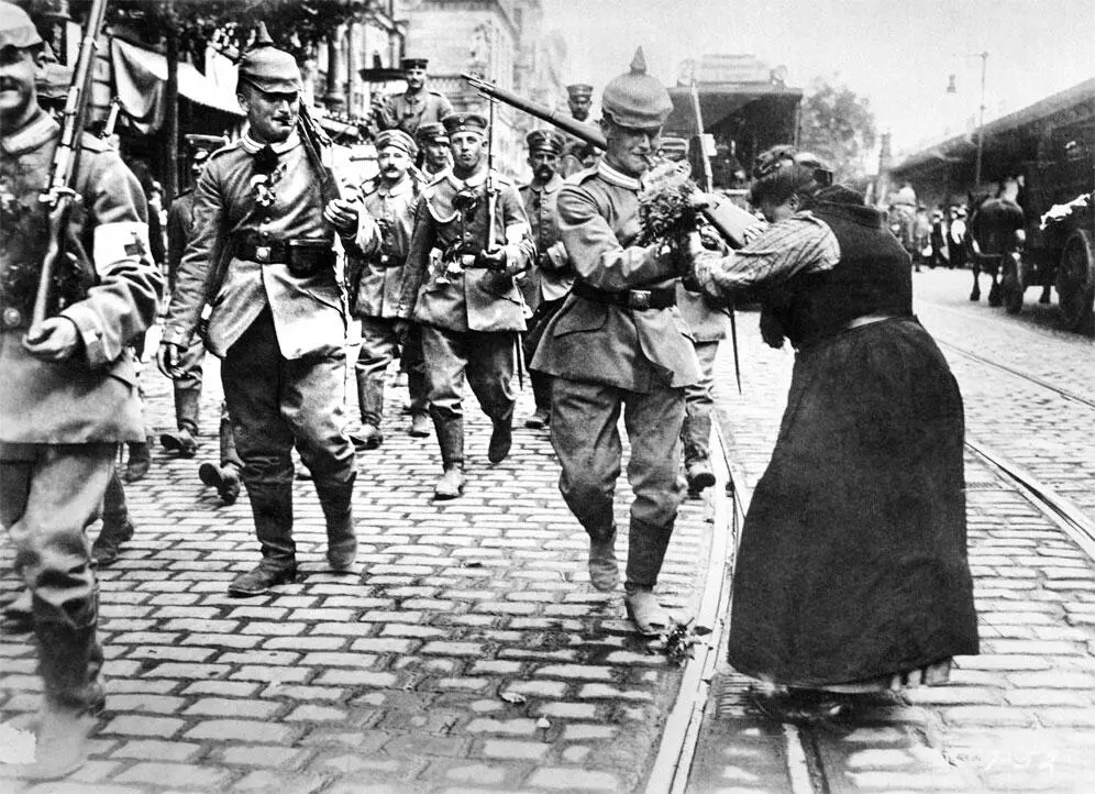 Женщина вручает цветы уходящему на фронт солдату Берлин август 1914 г Я - фото 29