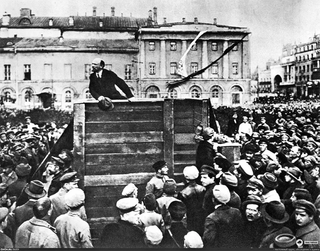 Ленин выступает на Красной площади перед солдатами отправляющимися на фронт в - фото 31