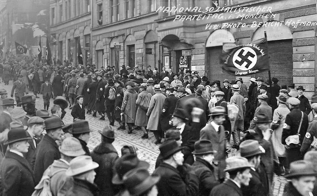 Шествие сторонников партии НСДАП в Мюнхене 28 января 1923 г Описанные - фото 41