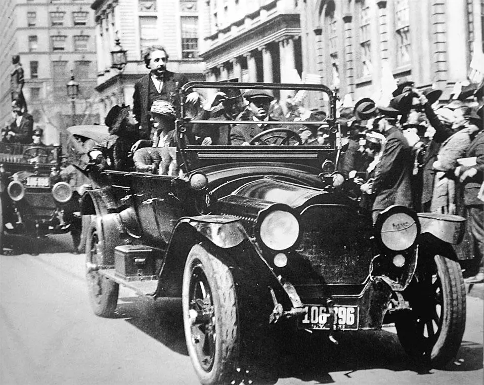 Эйнштейн в НьюЙорке во время первого визита в США 1921 г Тайно ученый - фото 46