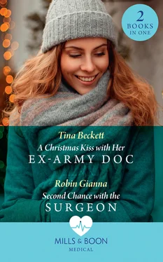 Tina Beckett A Christmas Kiss With Her Ex-Army Doc / Second Chance With The Surgeon обложка книги