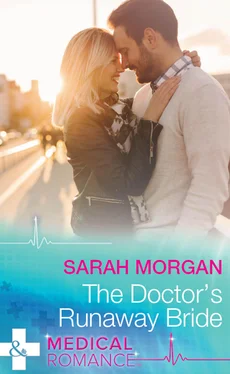 Sarah Morgan The Doctor's Runaway Bride обложка книги