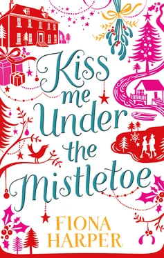Fiona Harper Kiss Me Under the Mistletoe обложка книги