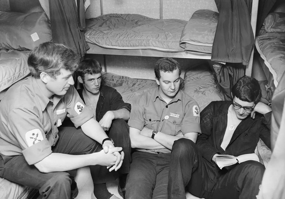 Submariners hanging out in 9 Berth where I spent my time in the land of nod - фото 8