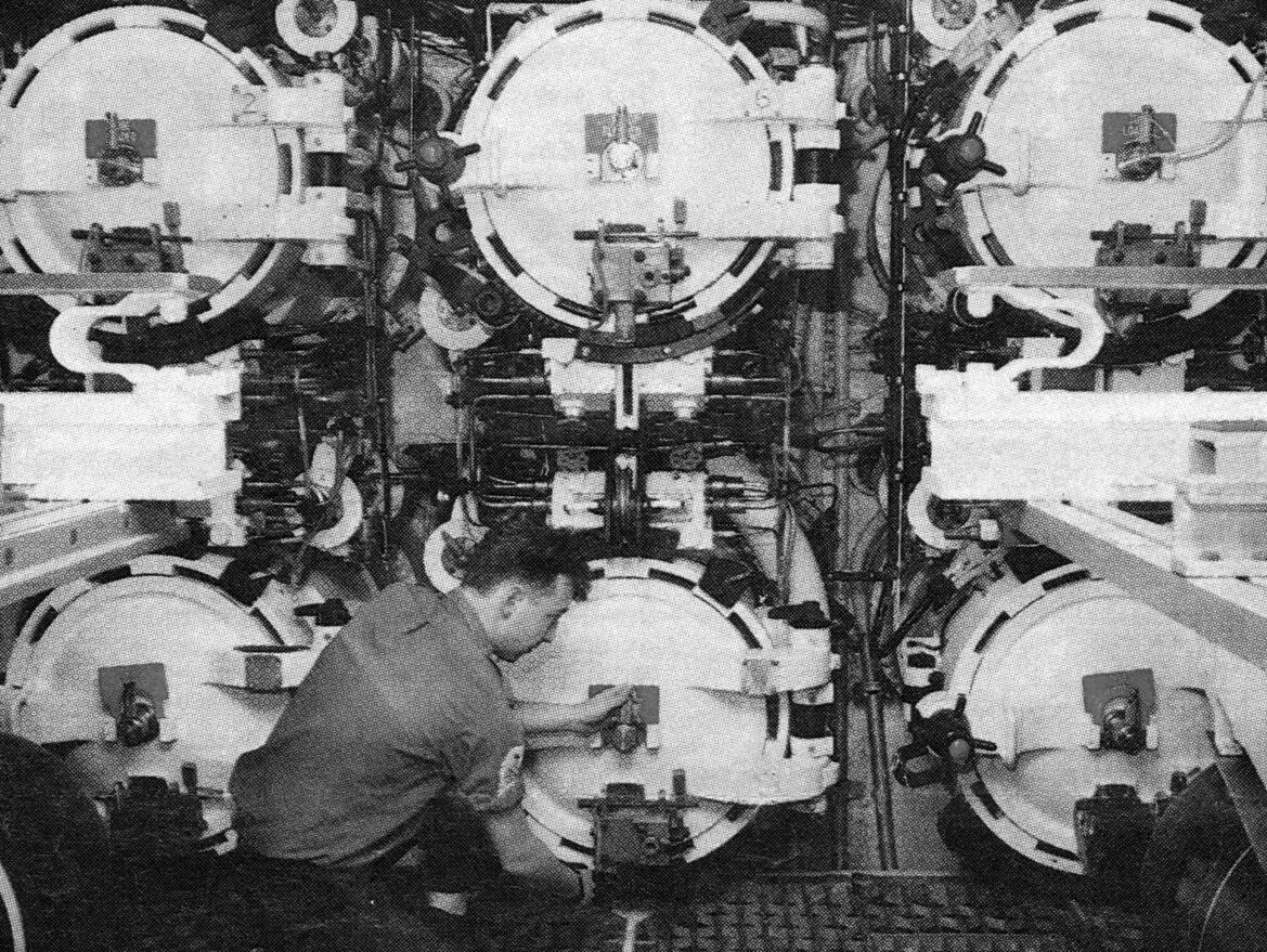 The Royal Navy newspaper Navy News visited the submarine to celebrate 21 years - фото 9
