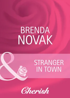 Brenda Novak Stranger in Town обложка книги
