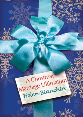 Helen Bianchin A Christmas Marriage Ultimatum обложка книги