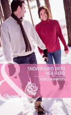 Rebecca Winters Snowbound with Her Hero обложка книги