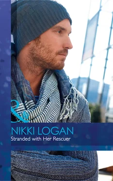 Nikki Logan Stranded With Her Rescuer обложка книги