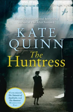 Kate Quinn The Huntress обложка книги