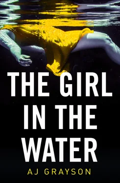 A J Grayson The Girl in the Water обложка книги