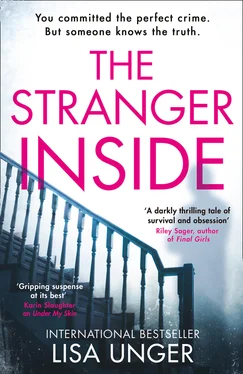 Lisa Unger The Stranger Inside обложка книги