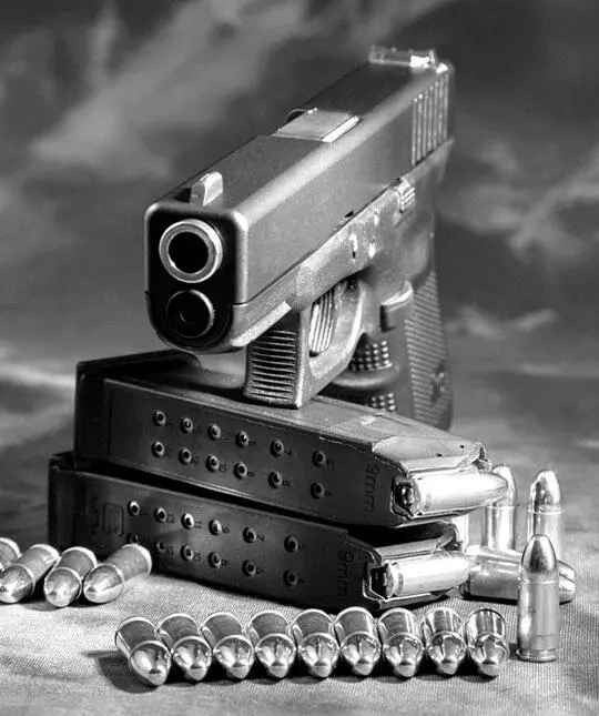 Чистый Glock20 В 1995 году в России началась трансляция американского - фото 26