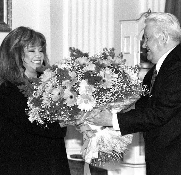 Президент России Борис Ельцин и Алла Пугачева Москва Кремль В начале 1990х - фото 28