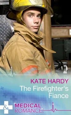 Kate Hardy The Firefighter's Fiance обложка книги