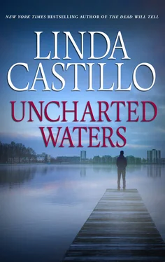 Linda Castillo Uncharted Waters обложка книги