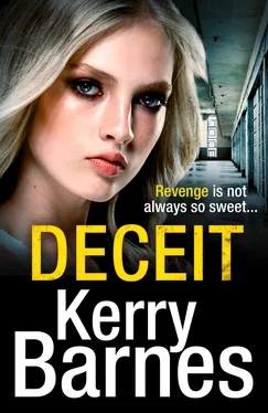 Kerry Barnes Deceit обложка книги
